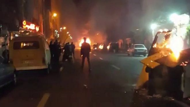 Ночная фотография показывает пожары на улице Тегерана