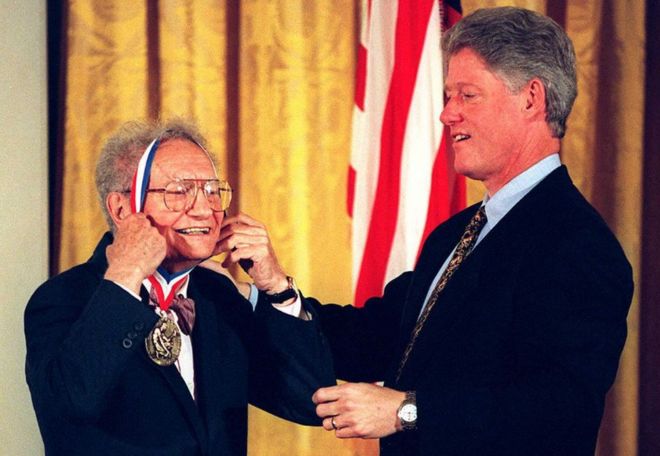 Пол Самуэльсон (слева) получает Национальную медаль науки 1996 года от тогдашнего президента США Билла Клинтона (справа)