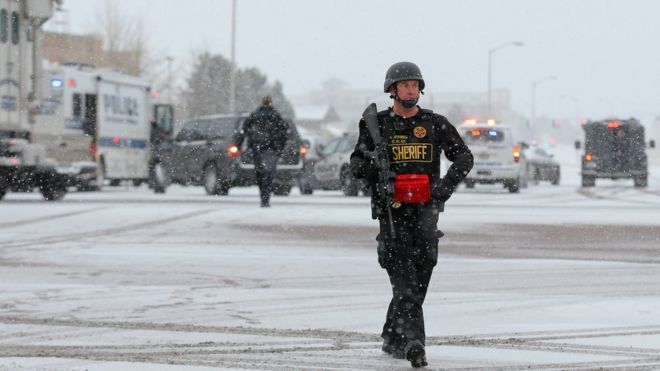 Вооруженные полицейские охраняют место происшествия за пределами центра планирования семьи в Колорадо-Спрингс. 27 ноября 2015