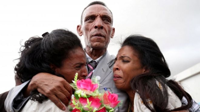 Addisalem Hadigu junto a sus hijas, después de no verlas por 20 años.