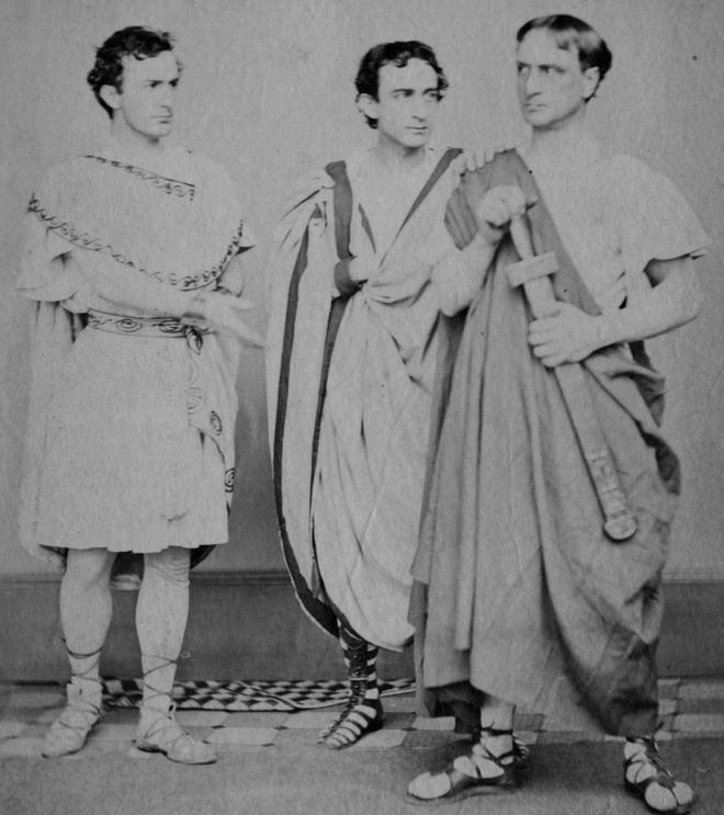 Актер Джон Уилкс Бут, убивший Авраама Линкольна в 1865 году (вместе с Эдвином Томасом Бутом и Юниусом Брутом Бутом-младшим) в фильме «Юлий Цезарь», 1864,