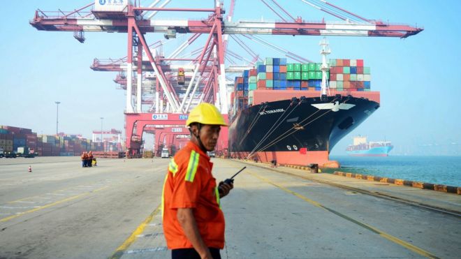 Мужчина стоит в порту в Китае