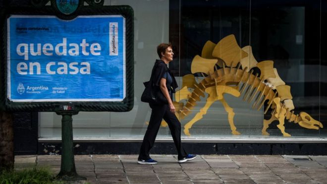 Anuncio de "quédate en casa" en Buenos Aires, Argentina.