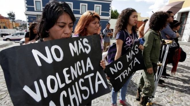 Women en Puebla protesting against the murder. The sign reads "No more male chauvinist violence". (17/09/2017)