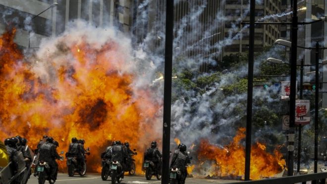 Agentes policiales de Venezuela son alcanzados por una explosión en Caracas.