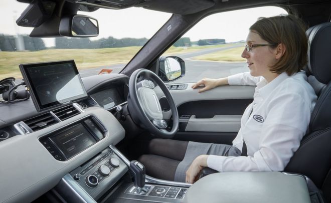 Доктор Эми Риммер сидит в автономном автомобиле Jaguar Land Rover