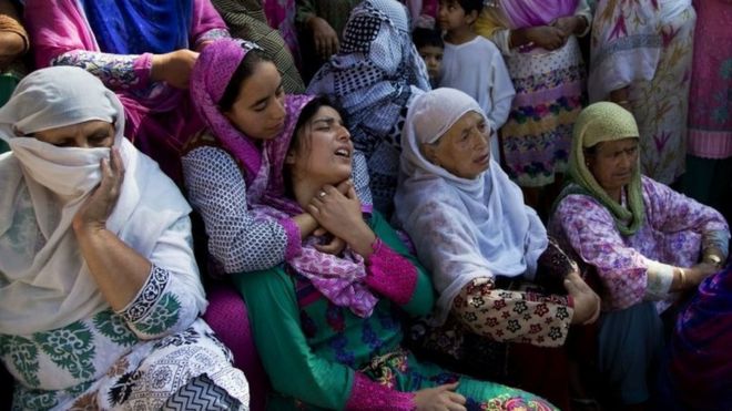 Женщина утешает Джамилу, в центре, мать Насира Шафи, во время его похоронной процессии на окраине Сринагара, контролируемого Индией Кашмира, 17 сентября