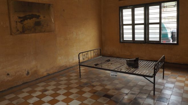 Кровать, которую использовали для пыток в тюрьме Туол Сленг
