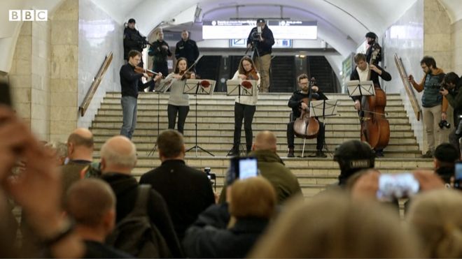 Ukraine: Biểu diễn âm nhạc dưới ga tàu điện ngầm ở thành phố Kharkiv