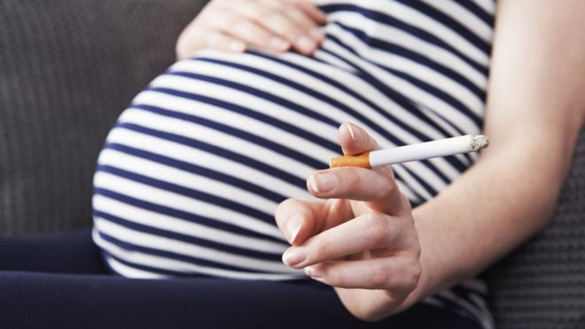 Беременная женщина курит