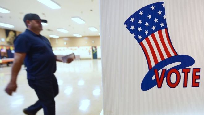 Un votante acude a un centro electoral en California.
