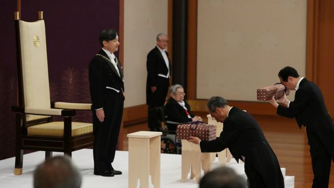 Император Японии Нарухито, в окружении принца Хитачи, посещает ритуал под названием «Кэндзи-шокей-но-ги»
