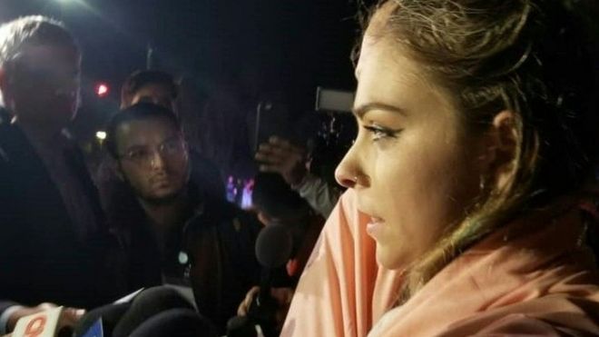 தாக்குதலை நேரில் பார்த்த பெண் அது குறித்து செய்தியாளர்களிடம் விளக்குகிறார்.