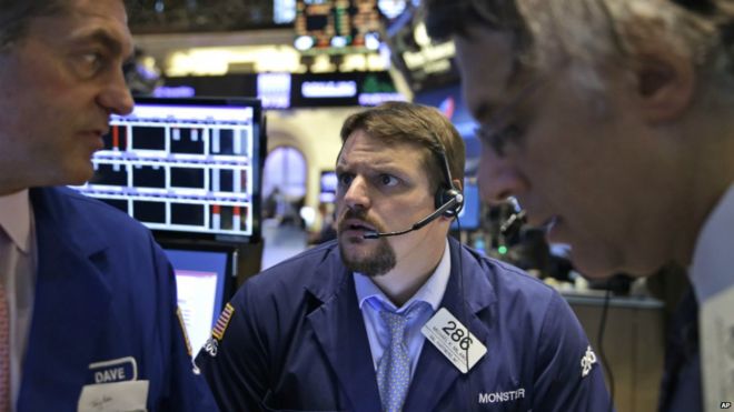 Трейдеры работают на площадке на Нью-Йоркской фондовой бирже в Нью-Йорке - 8 июля 2015 года