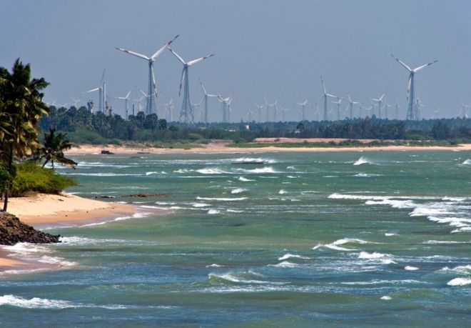 Ветряные турбины на побережье в городе Каньякумари в штате Тамил Наду.