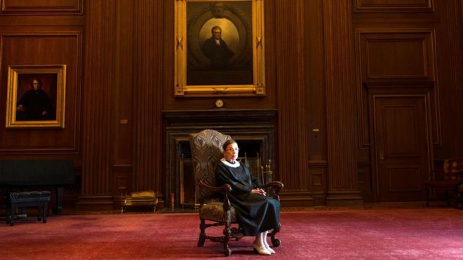 Судья Верховного суда Рут Бейдер Гинзбург, празднующая свое 20-летие сидя на скамейке, сфотографирована в конференц-зале Востока Верховного суда США в Вашингтоне, округ Колумбия, 30 августа 2013 г.