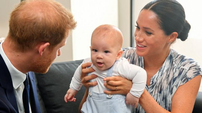 Принц Гарри и его жена Меган на фото со своим маленьким сыном Арчи