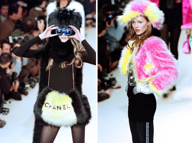Немецкая модель Claudia Schiffer демонстрирует творение, разработанное Карлом Лагерфельдом для коллекции одежды Шанель, выпущенной осенью-зимой, 10 марта 1994 года в Париже.