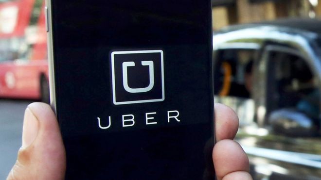 Логотип Uber на телефоне