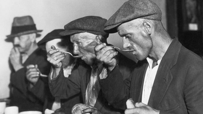 Hombres tomando sopa durante la Gran Depresión.