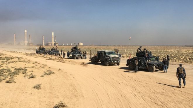 أزمة كركوك: القوات العراقية تقول إنها سيطرت على منشآت نفطية وطرق في المحافظة والأكراد ينفون _98330049_hi042409690