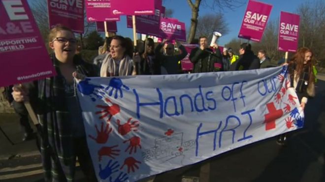 Протест по поводу планов закрыть отделение неотложной помощи в Королевском лазарете Хаддерсфилда