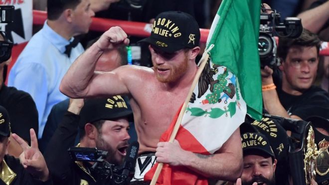 "Canelo" Álvarez celebra su victoria sobre Golovkin con la bandera de México.