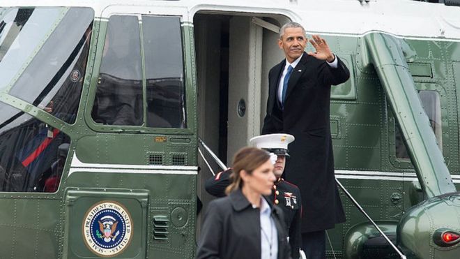 Барак Обама машет рукой, садясь на вертолет морской пехоты в Капитолии США.