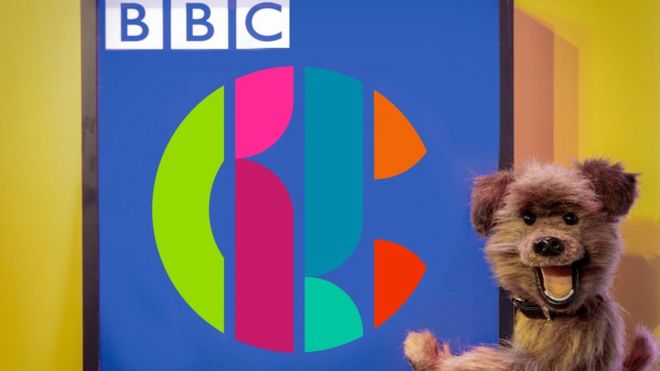 Кукла Hacker T Dog и логотип CBBC