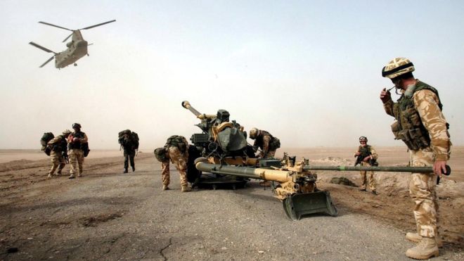 Вертолет Chinook парит над британскими солдатами в Ираке в 2003 году