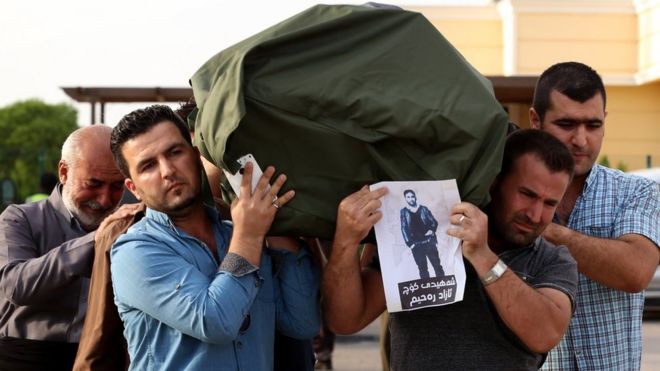 رجال يحملون نعش رجل كردي عثر على جثته في شاحنة في النمسا