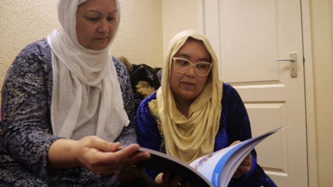Айеша Абдол-Хамид и ее мама Шахида читают литературу в офисе MEND