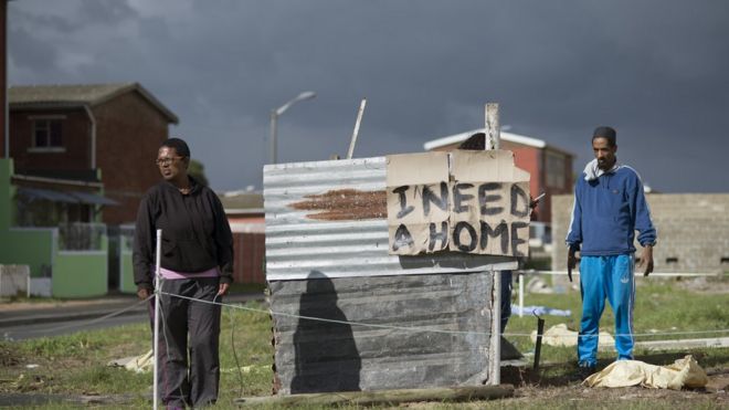 неформальный дом строится за пределами Кейптауна