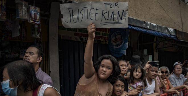 Толпа на похоронах Киана Делоса Сантоса в Маниле, 26 августа