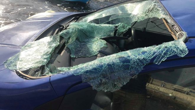 Разбитое ветровое стекло на автомобиле, которое было найдено в гавани