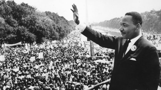 Le leader des droits civiques Martin Luther King (1929 - 1968) s'adressant aux foules lors de la « Marche Sur Washington » au Lincoln Memorial, Washington DC, où il a prononcé son discours 'I Have A Dream' en 1963