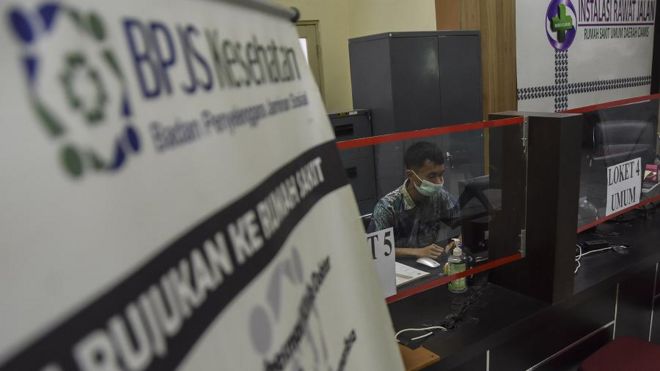 Pegawai melayani pasien peserta BPJS Kesehatan di RSUD Kabupaten Ciamis, Jawa Barat, Kamis (9/2/2023).