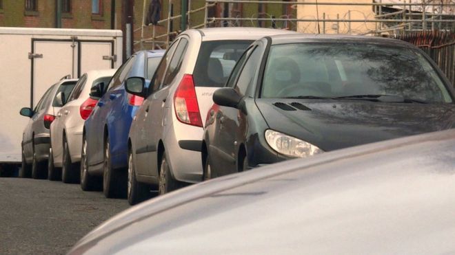 Некоторые владельцы бизнеса говорят, что в некоторых районах возникли новые проблемы с парковкой автомобилей на улице