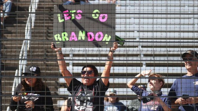 "Let's go Brandon" en una pancarta durante una carrera de NASCAR.