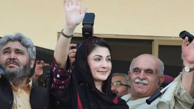 Марьям Наваз (в центре), дочь заключенного в тюрьму бывшего премьер-министра Пакистана Наваза Шарифа, машет рукой сторонникам во время митинга