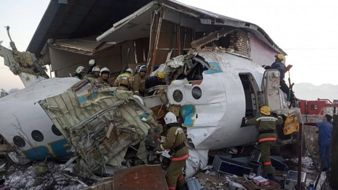 Сотрудники МЧС на месте авиакатастрофы под Алматы, Казахстан, 27 декабря