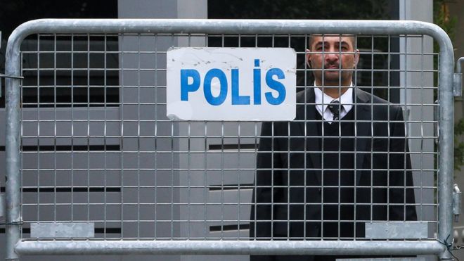 Чиновник стоит за полицейскими барьерами в консульстве Саудовской Аравии в Стамбуле, Турция, 21 октября 2018 года