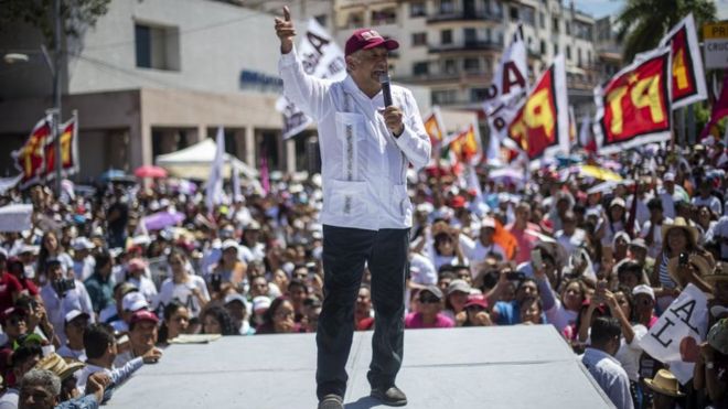 Andrés Manuel López Obrador durante u mitin.
