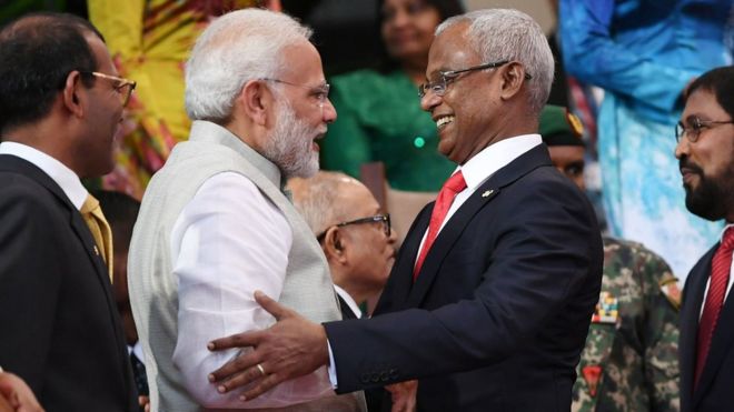 Премьер-министр Индии Нарендра Моди (слева) на инаугурации президента Мальдивских островов Мохамеда Солиха, справа