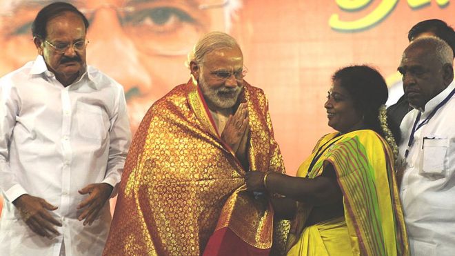 மோதிக்கு பொன்னாடி போர்த்தும் தமிழிசை