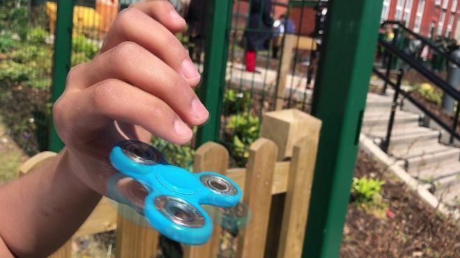 Conheça o fidget spinner, dispositivo para ajudar crianças a se concentrar que virou febre nas escolas