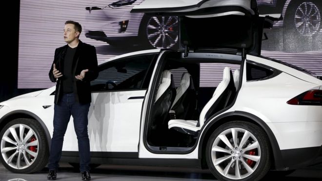 Элон Маск перед автомобилем Tesla Model X