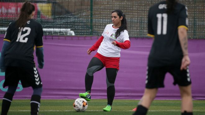 Бывший капитан женского футбола Афганистана Халида Попал (C) на тренировке в южном Лондоне 30 марта 2018 года.