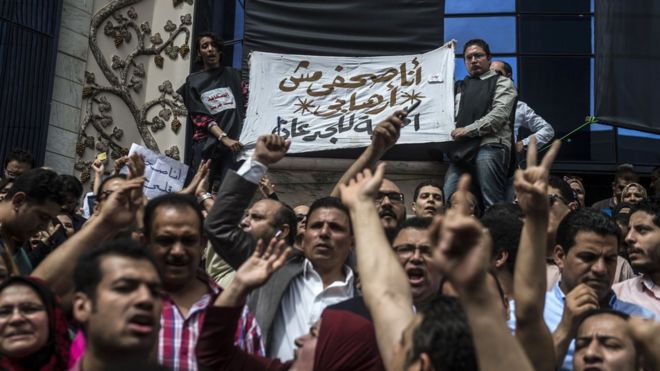 صحفيّون يتظاهرون أمام مقر نقابة الصحفيين في العاصمة المصرية في الرابع من مايو آيار عام 2016 للمطالبة بإقالة وزير الداخلية بعد مداهمة وإعتقال مراسلَين صحفيين