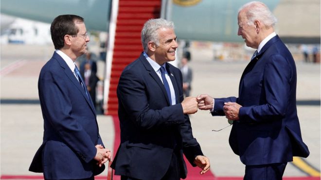 الرئيس الإسرائيلي إسحق هرتزوغ ورئيس الحكومة يائير لابيد في استقبال جو بايدن في مطار بن غوريون